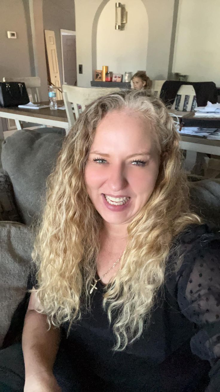 Aleksandra Zofia kolekcjonerka lalek reborn z Warszawy w Polsce trzymająca limitowaną edycję lalki Elijah od międzynarodowo uznanej artystki Joanny Kazmierzak Pietki dostarczonej ze Stanów Zjednoczonych do Polski